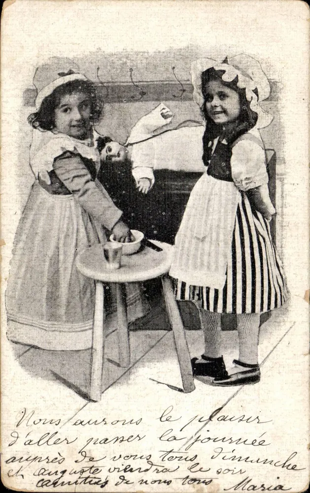 Deux jeunes filles en tenue d'époque — scène de cuisine — éditeur non visible - Vorderseite