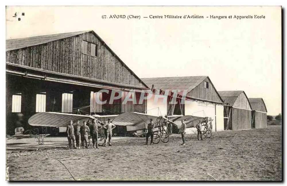 Avord (Cher) — Militärfliegerzentrum — Hangars und Schulflugzeuge - Vorderseite