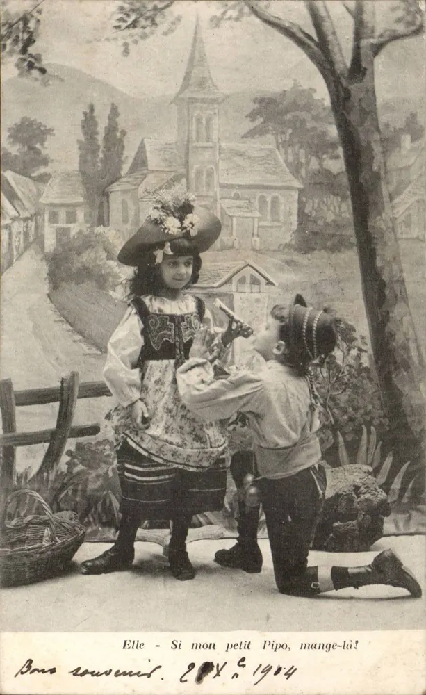Crianças em traje folclórico — cena de brincadeira — Editor E.P.Y. n° 1904 - Frente