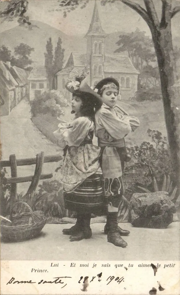 Dois crianças em traje tradicional — cena de brincadeira — editor Prince, n° não visível - Frente