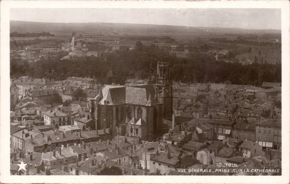 Toul — Allgemeine Ansicht vom Dom aus — IO. Toul - Vorderseite