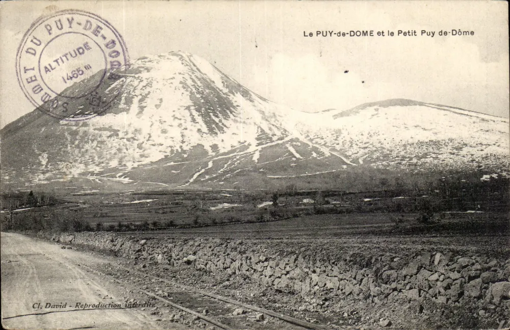 Le PUY-de-DOME e o Petit Puy de-Dôme — cume com altitude de 1465 m — Cl. David - Reprodução proibida - Frente