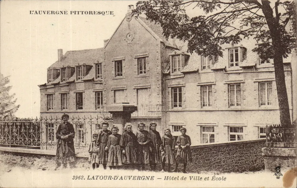 Latour-d'Auvergne — Rathaus und Schule - Vorderseite