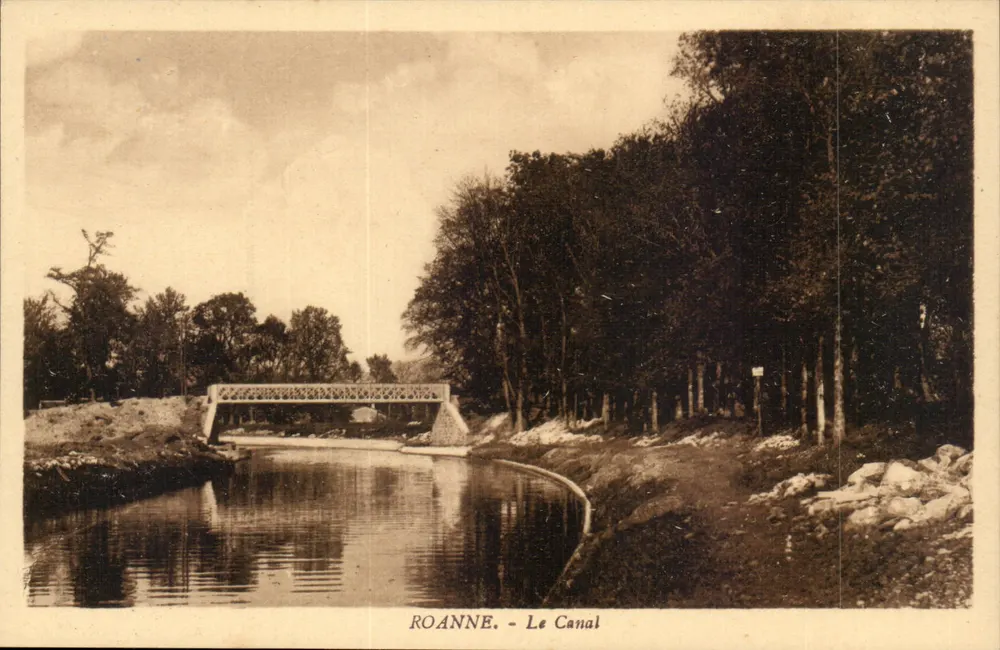 Roanne - O Canal — Ponte metálica sobre o canal, cercada de árvores - Frente