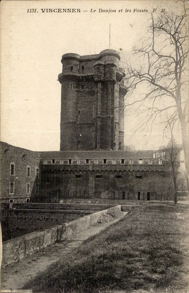 Vincennes — O Donjon e os Fossos — E M - Frente