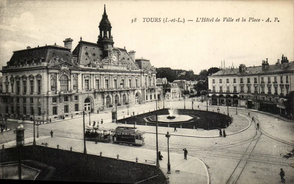 Tours (Loire-et-Loire) — L'Hôtel de Ville et la Place - A. P. - Vorderseite