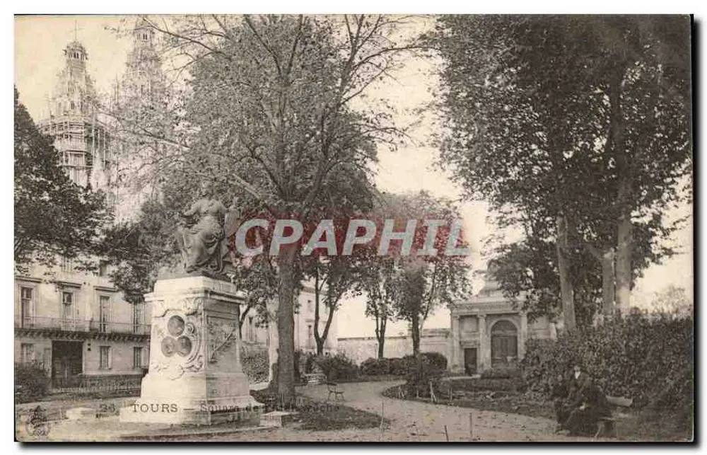 Tours — Square de la Madeleine — statue et église - Frente
