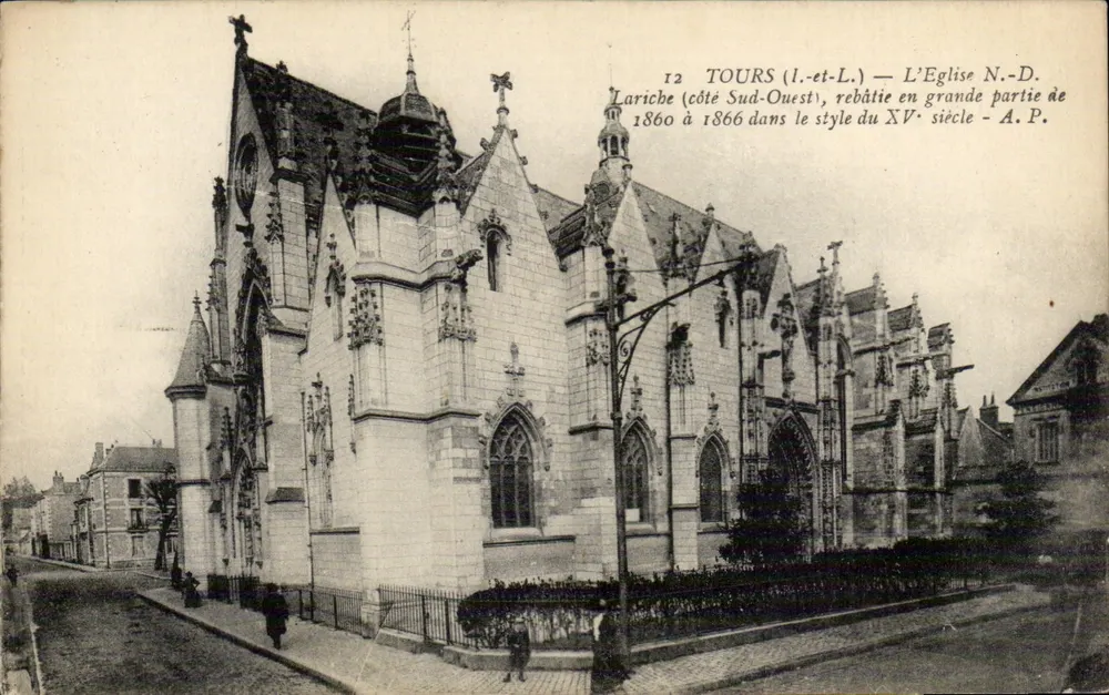 Tours (Loire-et-Loire) — L'église Notre-Dame, vue côté sud-ouest, rebâtie en grande partie en 1866 dans le style du XVᵉ siècle — A.P. - Frente