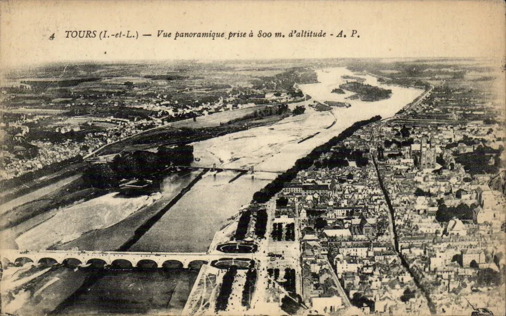 Tours (Indre-et-Loire) — Vue panoramique prise à 800 m d'altitude — A. P. - Frente