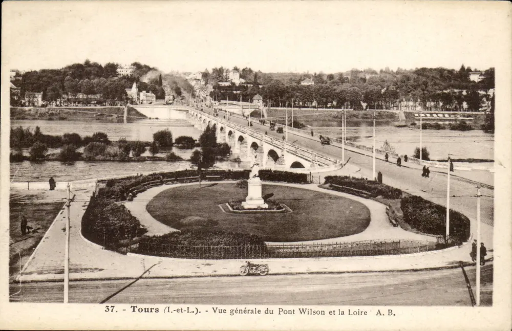 Tours (Loiret) — Allgemeiner Blick auf die Wilson-Brücke und die Loire — A.B. - Vorderseite