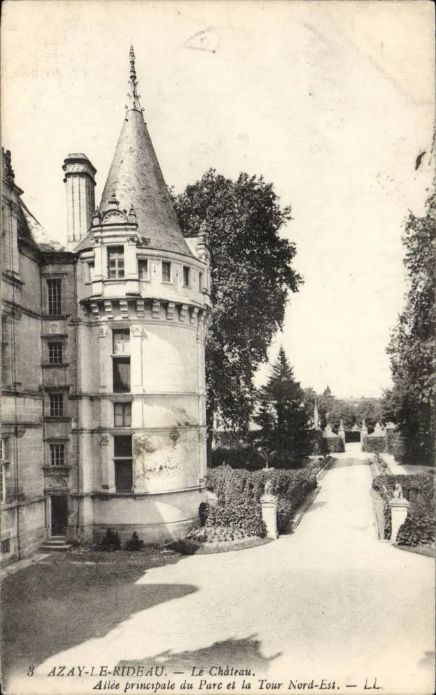 Azay-le-Rideau — Avenida principal do Parque e a Torre Nordeste — LL - Frente