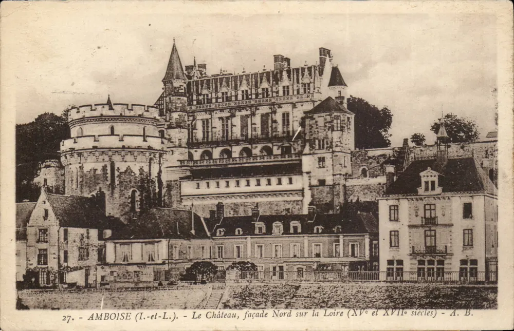 Amboise (I.-et-L.) — Das Schloss, Nordfassade am Fluss Loire (15. und 17. Jahrhundert) — A. B. - Vorderseite