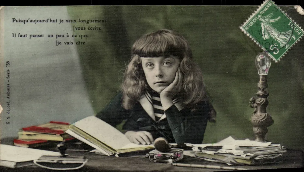 Fille à la table — scène de bureau avec lampe et livres — K. S. d'Apôsé - Série 758 - Vorderseite