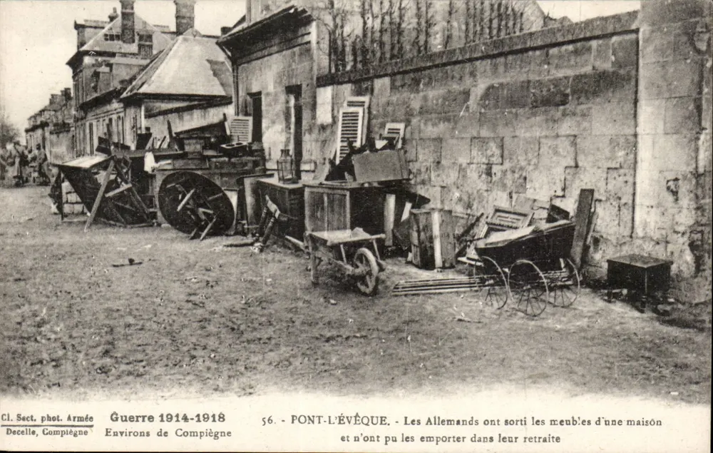 Pont-l'Évêque — Die Deutschen haben die Möbel aus einem Haus entfernt und konnten sie nicht mitnehmen — CL. Sect. phot. Armée Decelle, Compiegne, n°56 - Vorderseite