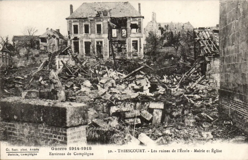 Thiescourt — Ruinen der Schule, Rathaus und Kirche — Cl. Sect. phot. Armee, Décoile, Compiègne - Vorderseite