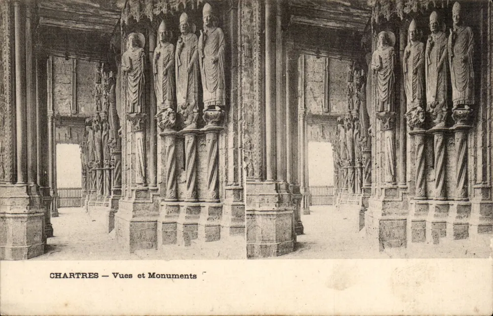Chartres — Vistas e Monumentos — Estátuas em um corredor gótico - Frente