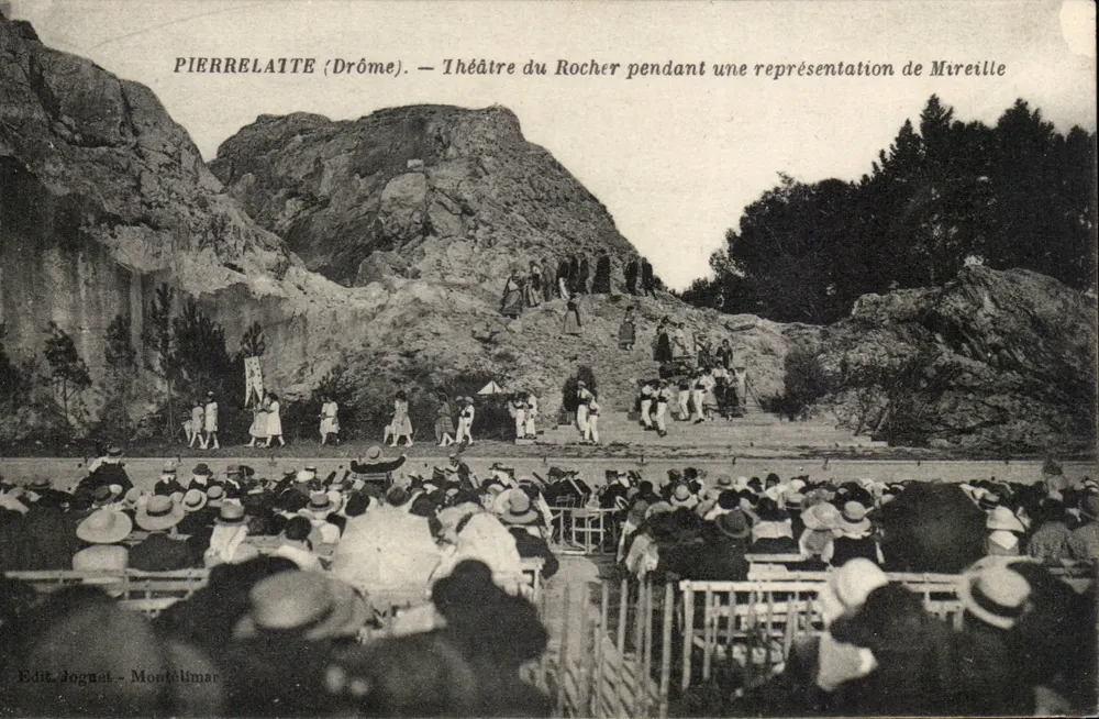 Pierrelatte (Drôme) — Theater des Rochers während einer Aufführung von Mireille - Vorderseite