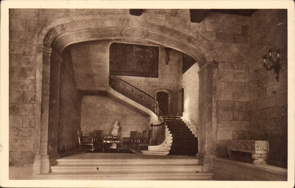 Castelo de Grignan — A escada de honra — Éditions d'art Vizzavona, Paris - Frente