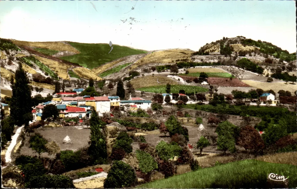 Montauban (Drôme) — Aldeia de La Combe (alt. 700 m.) — Combière (S.-et-L.) - Frente