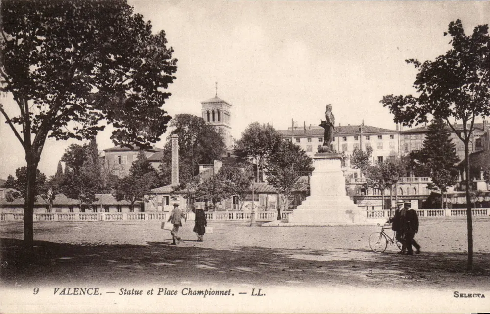 Valência — Estátua e Praça Championnet — LL. — Selecta - Frente