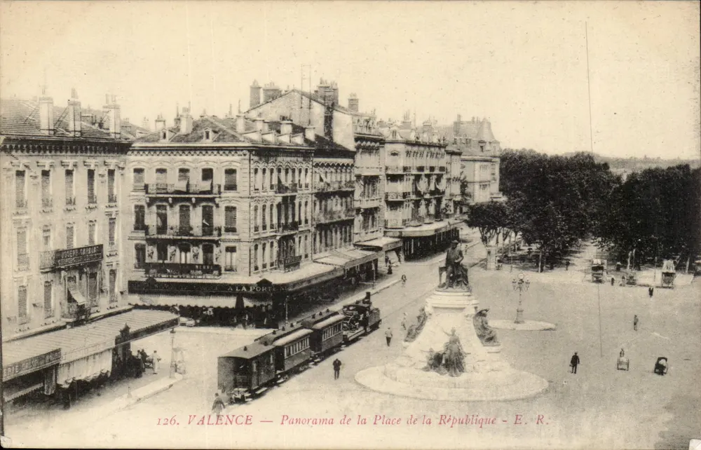 Valence — Panorama da Praça da República — E. R. - Frente