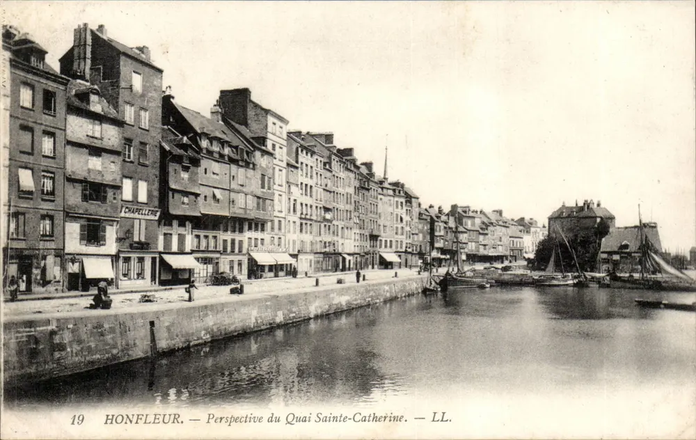 Honfleur — Perspectiva do Quai Sainte-Catherine — LL. — CHAPELLENE — n°19 - Frente