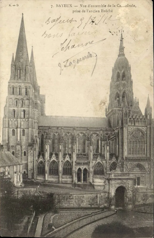 Bayeux — Panoramablick auf die Kathedrale, vom alten Bischofspalast aus — A. + D. - Vorderseite