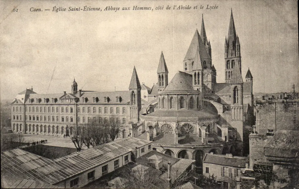 Caen — Kirche Saint-Étienne, Abtei der Männer, Seiten des Apsiskuppels und das Gymnasium - Vorderseite