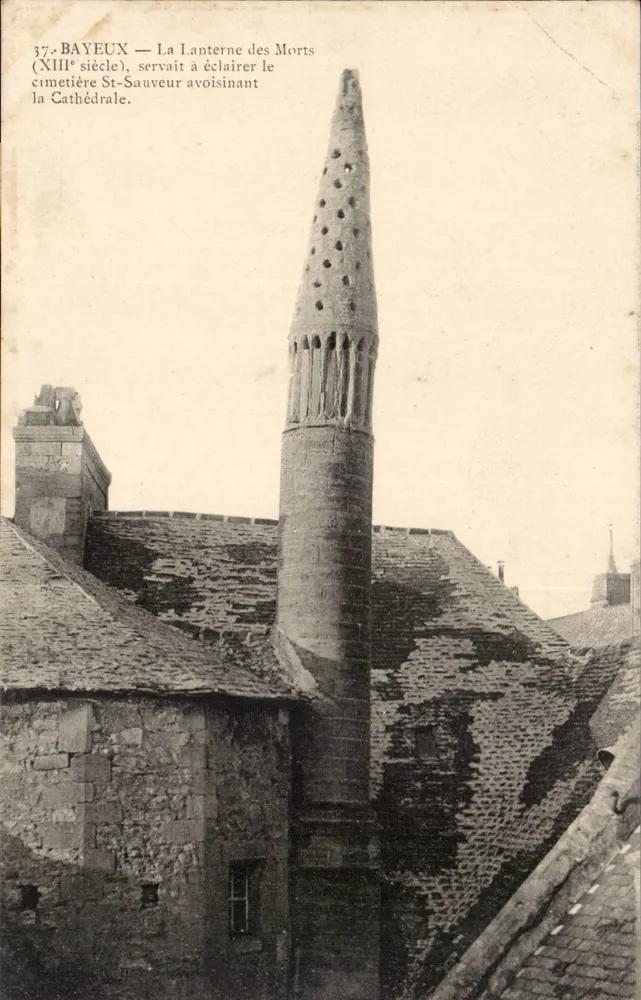 Bayeux — A Lanterna dos Mortos (século XIII) — servia para iluminar o cemitério de São Salvador ao lado da Catedral - Frente