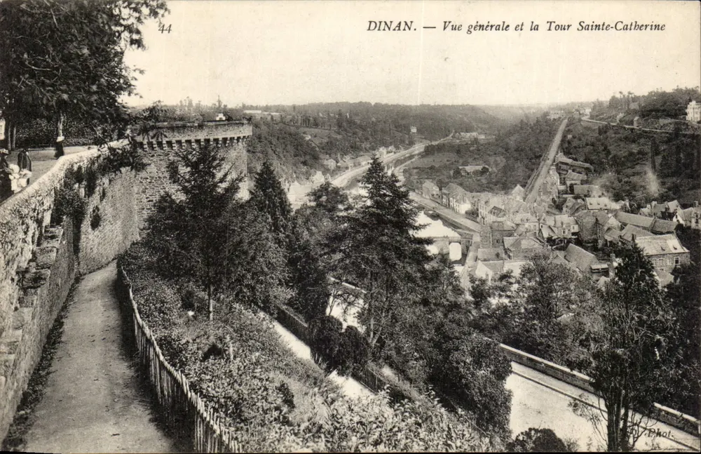 Dinan — Allgemeiner Blick und Turm Sainte-Catherine — Foto. - Vorderseite