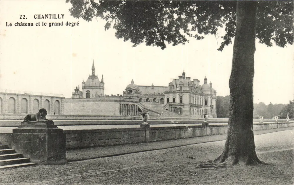 Chantilly — Das Schloss und die große Treppe — Héliotypie A. Bourdier, Versailles - Vorderseite