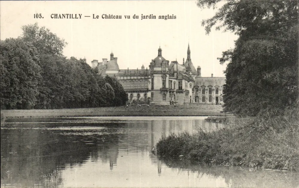 Chantilly — O Castelo visto do jardim inglês — Héliotypie A. Bourdier, Versailles, n° 105 - Frente