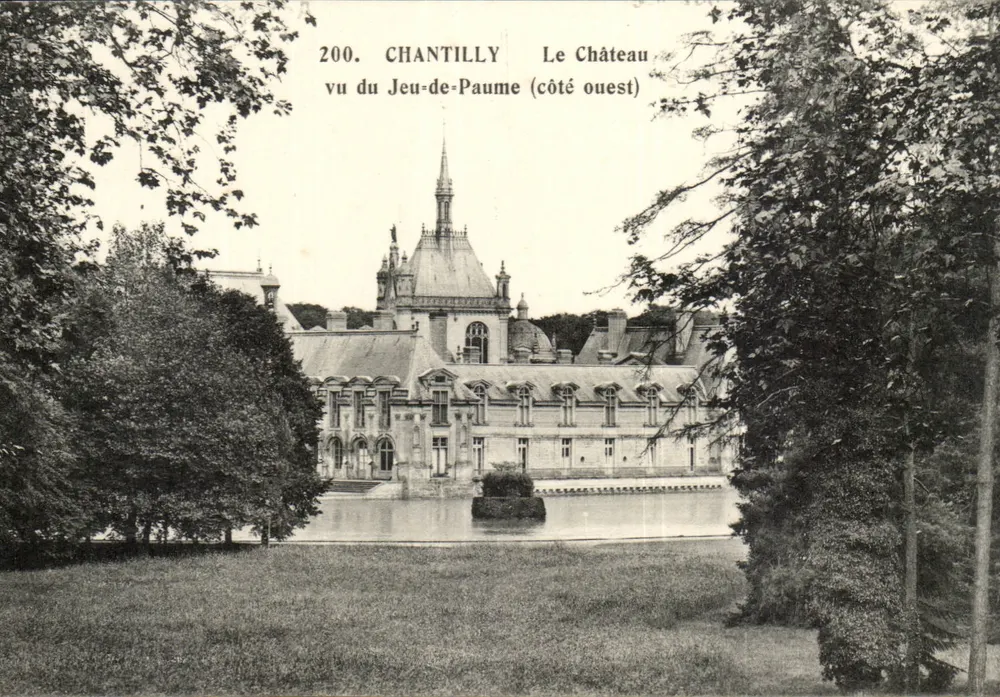 Chantilly — Das Schloss von der Seite des Jeu-de-Paume gesehen (Westseite) — Héliotypie A. Bourdier, Versailles, Nr. 200 - Vorderseite