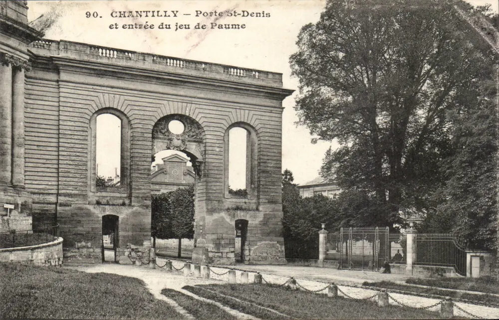 Chantilly — Porte St-Denis und Eingang zum jeu de Paume - Vorderseite