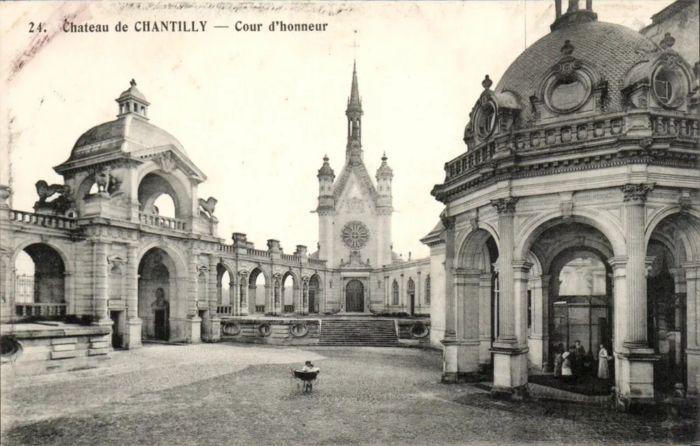 Castelo de CHANTILLY — Cour d'honneur — Héliotypie A. Bourdier, Versailles - Frente