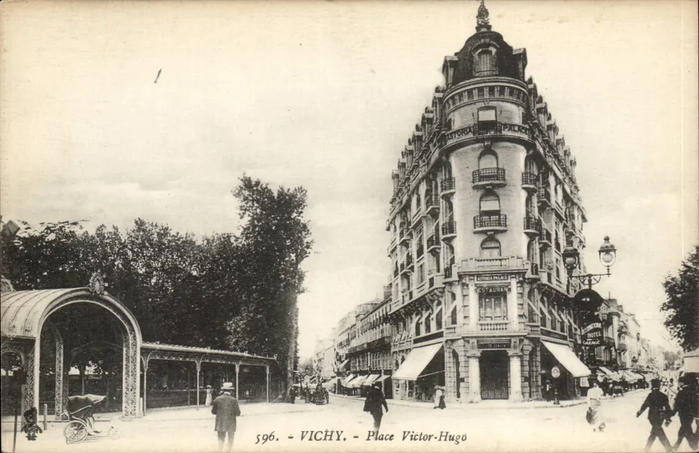 Vichy — Plac Victora Hugo — Hotel Victora Hugo i kiosku na rogu — nr 596 - Awers