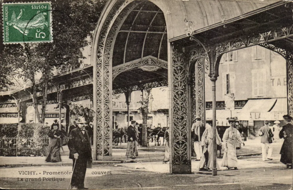 Vichy - Der große Portikus — Überdachte Promenade — Verlag unbekannt - Vorderseite