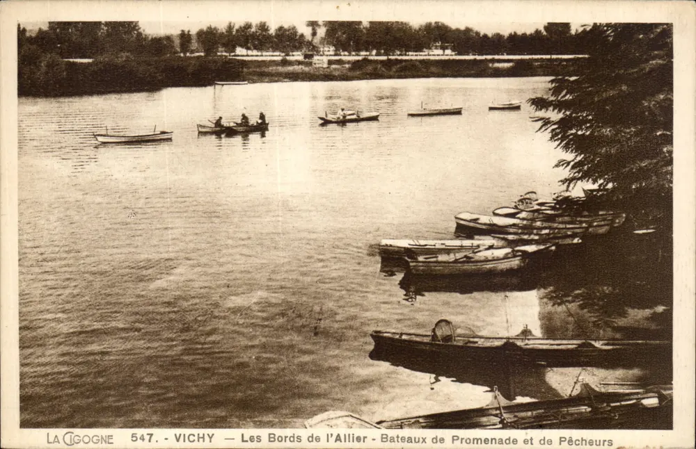 Vichy — Die Ufer des Allier — Touristen- und Fischerboote - Vorderseite