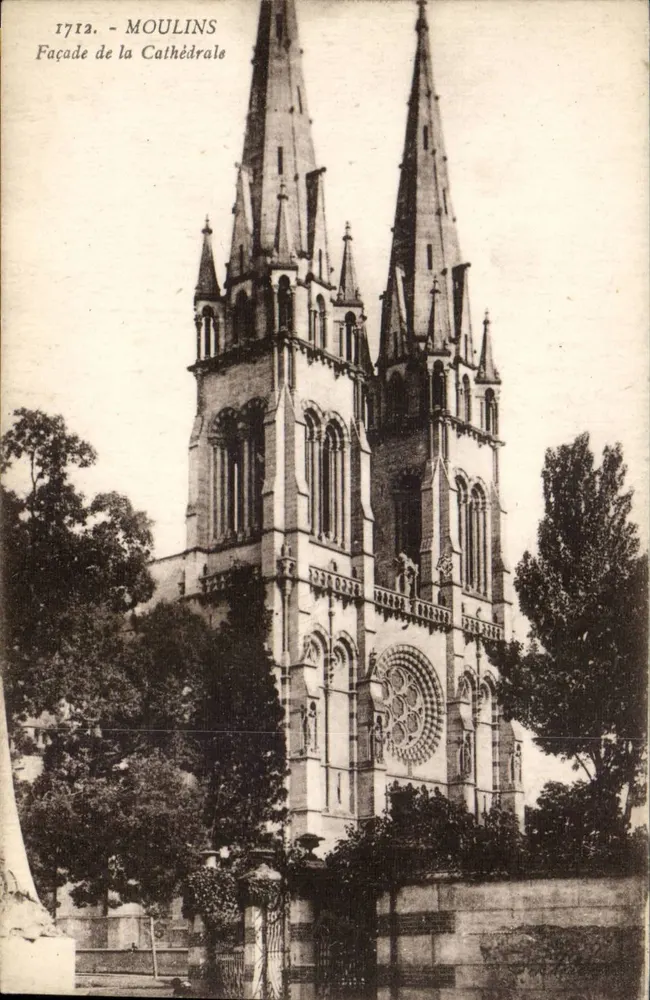 Moulins — Fachada da Catedral — Béguin, Vichy - Frente