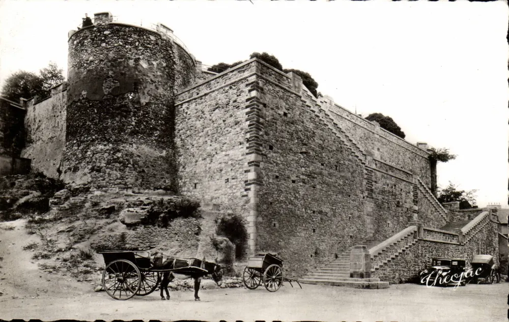 Montluçon (Allier) — Das alte Schloss und die große Treppe — Edition Jacques Rasson - Vorderseite