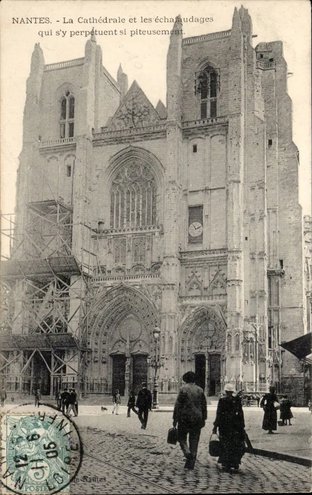 NANTES - A Catedral e os andaimes que se prolongam tão tristemente — editor Nantes - Frente