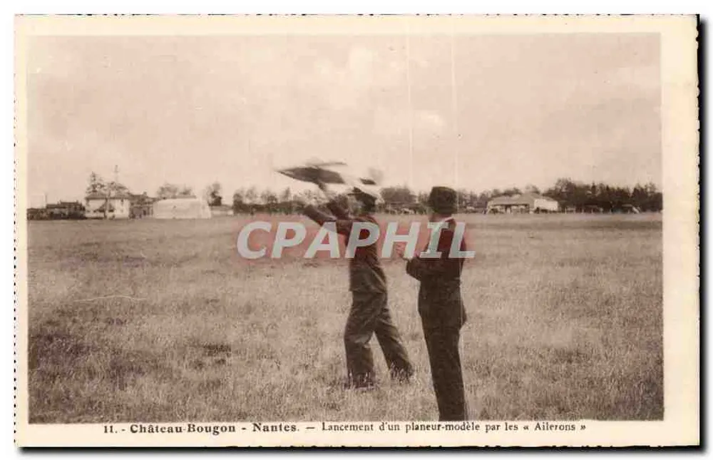 Schloss Bougon - Nantes — Start eines Modellflugzeugs durch die « Ailerons » - Vorderseite
