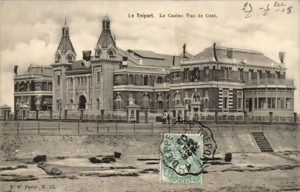Le Tréport. O Casino. Vista do Lado. — V.P. Paris N. 13. - Frente