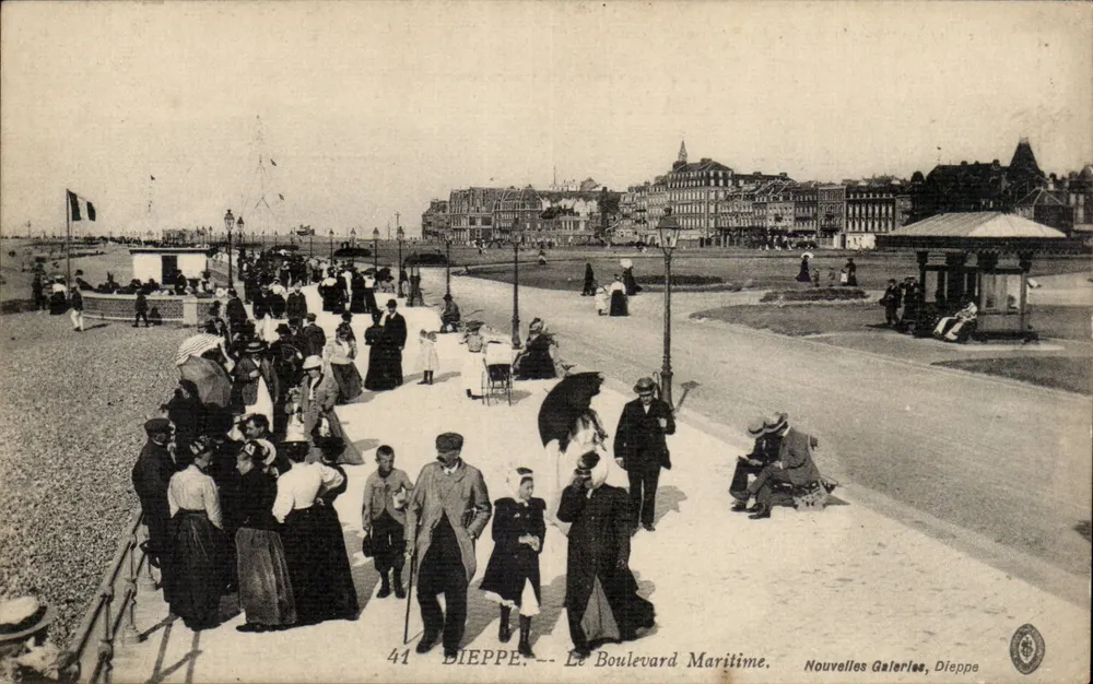 Dieppe — O Boulevard Maritime — Nouvelles Galeries, Dieppe - Frente