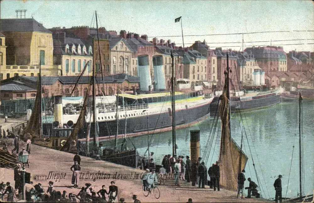 Dieppe — A vista do Le Brighton diante da Estação Marítima — Editor L.V. (n° 2204) - Frente