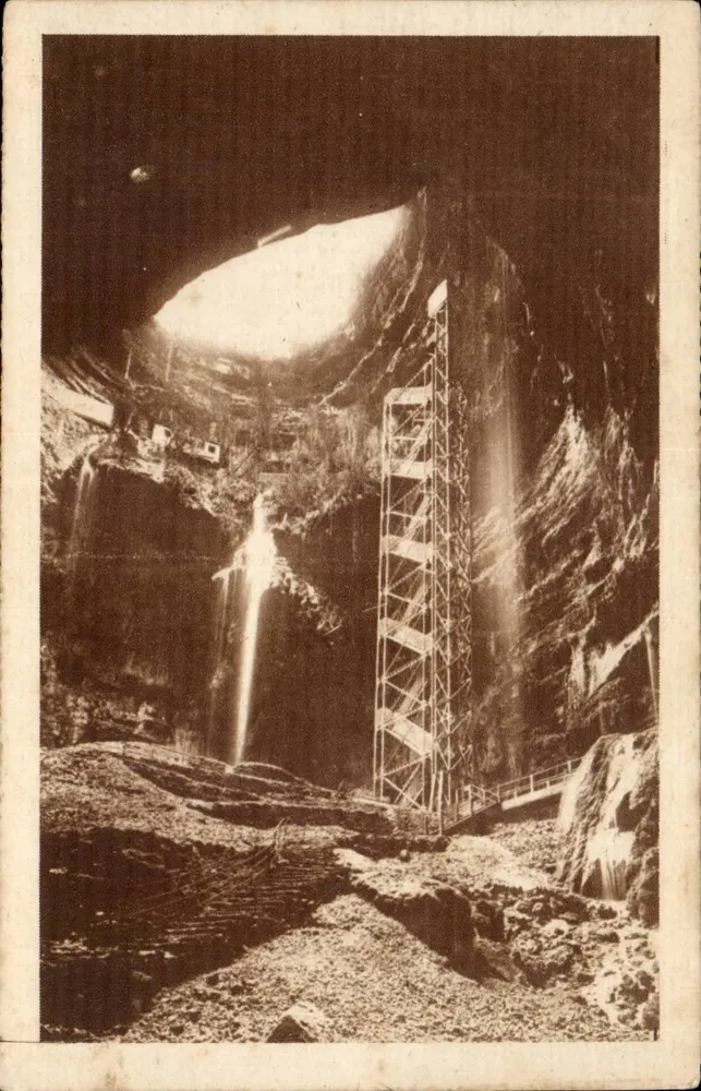 Gruta da Fonte — vista interna com cascata e escada metálica — editor não identificado - Frente