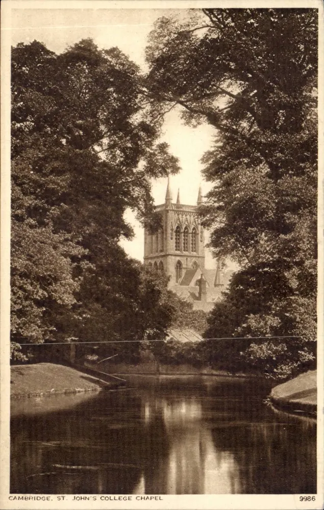 Cambridge, St. John's College Chapel — Blick, von Bäumen umrahmt — Photochrom, Nr. 9986 - Vorderseite
