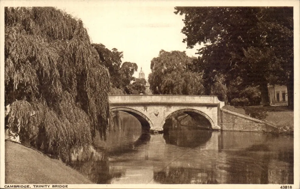 Cambridge, Trinity Bridge — Ansicht des Brückens über den Fluss Cam mit Weiden — Photochrom, Nr. 43818 - Vorderseite