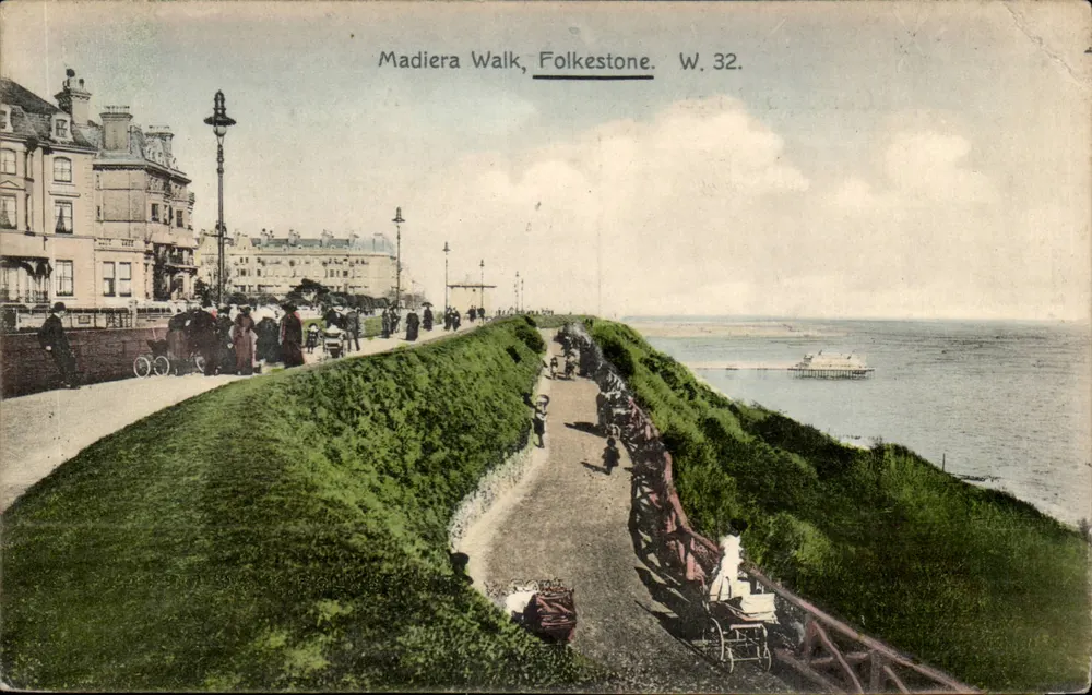 Madiera Walk, Folkestone — Küstenpromenade mit Gebäuden und Meer — W. 32. - Vorderseite