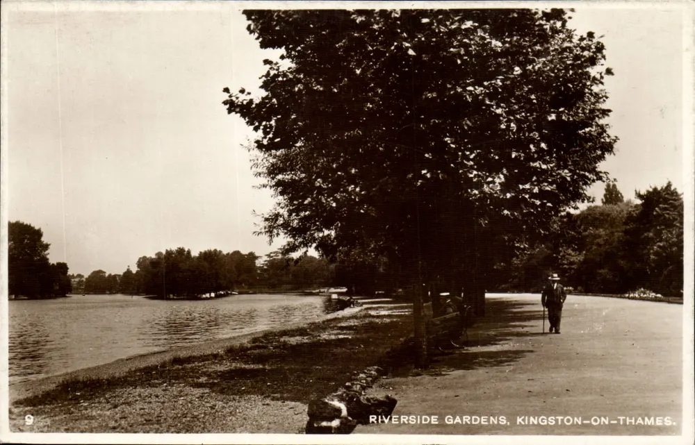 Riverside Gardens, Kingston-on-Thames — vista del borde del río con un paseante — serie 9 - Anverso